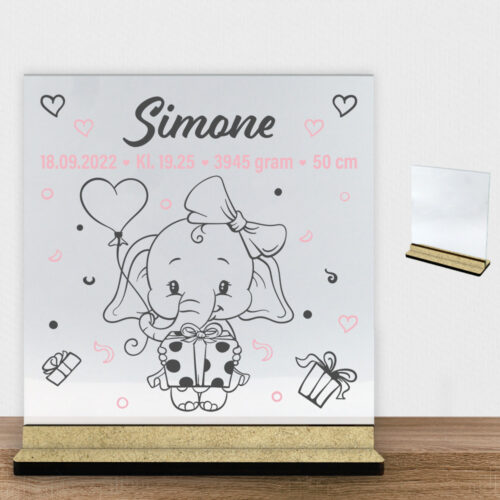 Den lille elefant #6 m. fødselsdata | Glasskilt inkl. fod (træfiber)