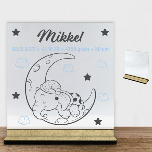 Den lille elefant #7 m. fødselsdata | Glasskilt inkl. fod (træfiber)