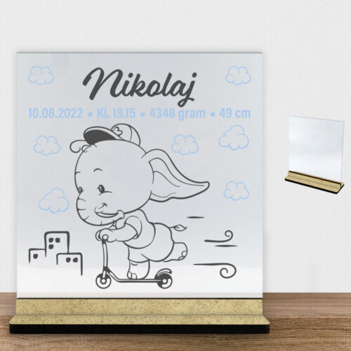 Den lille elefant #8 m. fødselsdata | Glasskilt inkl. fod (træfiber)