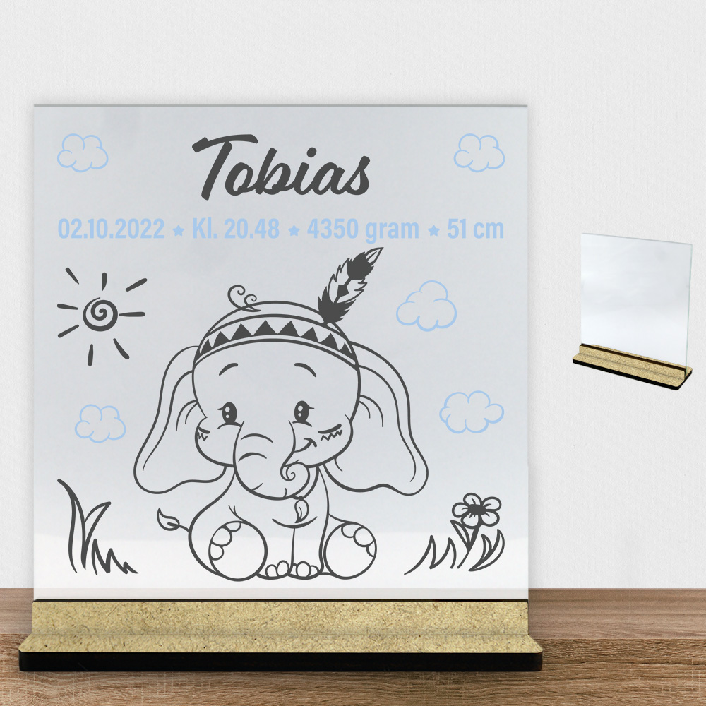Den lille elefant #10 m. fødselsdata | Glasskilt inkl. fod (træfiber)