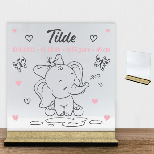 Den lille elefant #11 m. fødselsdata | Glasskilt inkl. fod (træfiber)
