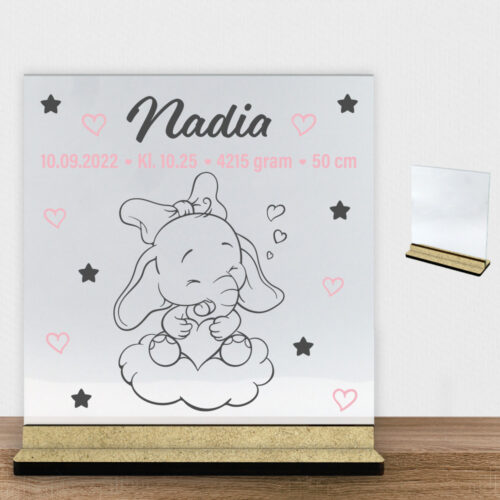 Den lille elefant #12 m. fødselsdata | Glasskilt inkl. fod (træfiber)