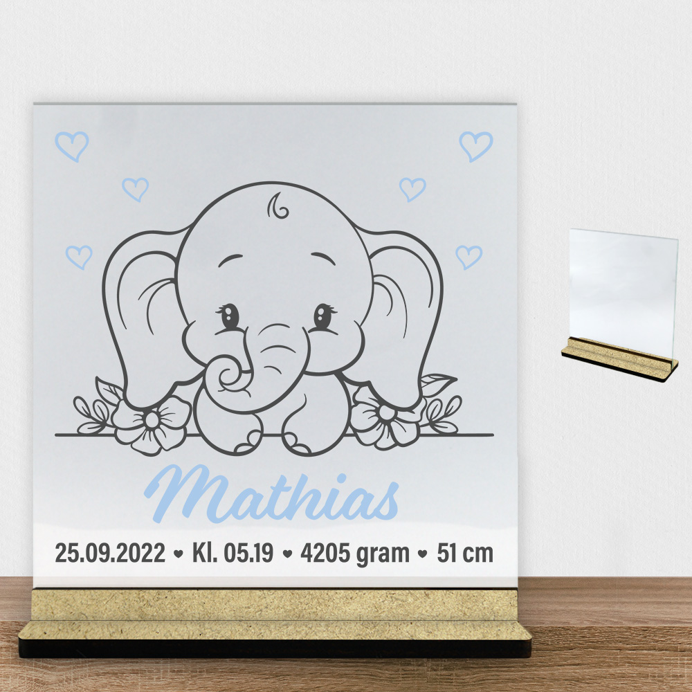 Den lille elefant #13 m. fødselsdata | Glasskilt inkl. fod (træfiber)