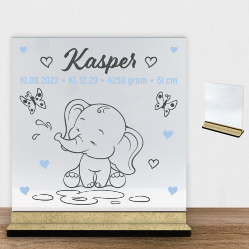 Den lille elefant #14 m. fødselsdata | Glasskilt inkl. fod (træfiber)