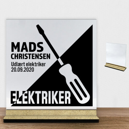Udlært elektriker design 1 | Glasskilt inkl. fod (træfiber)