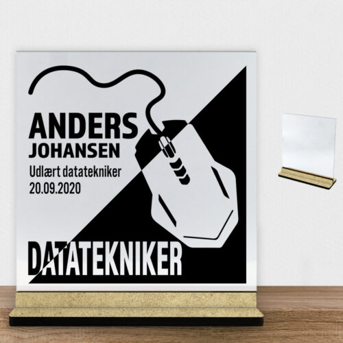 Udlært datatekniker design 1 | Glasskilt inkl. fod (træfiber)