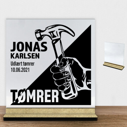 Udlært tømrer design 1 | Glasskilt inkl. fod (træfiber)