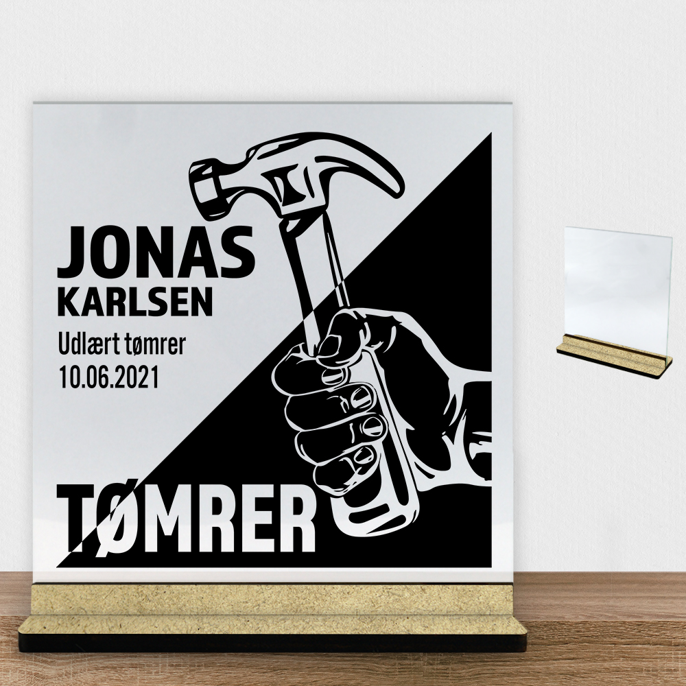 Udlært tømrer design 1 | Glasskilt inkl. fod (træfiber)