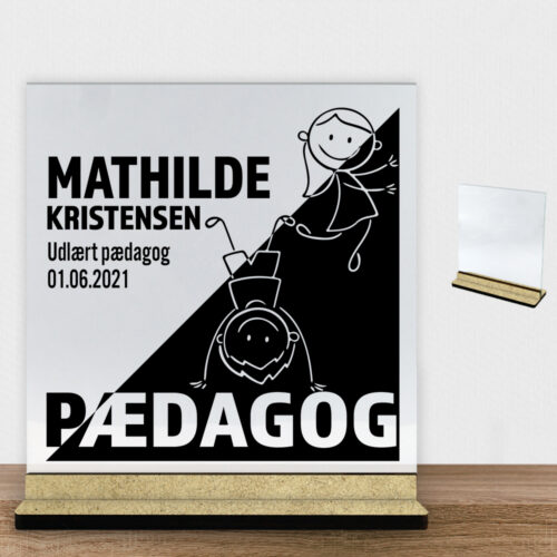 Udlært pædagog design 1 | Glasskilt inkl. fod (træfiber)