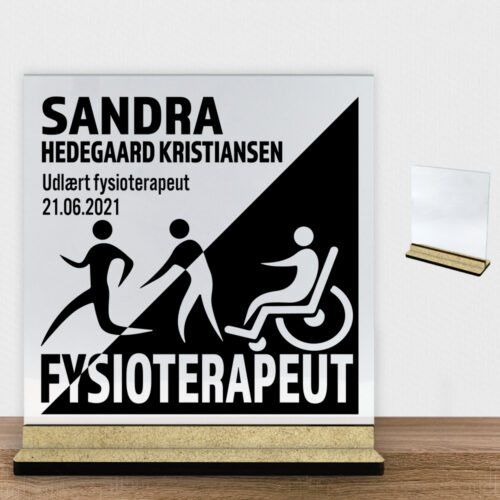 Udlært fysioterapeut design 1 | Glasskilt inkl. fod (træfiber)