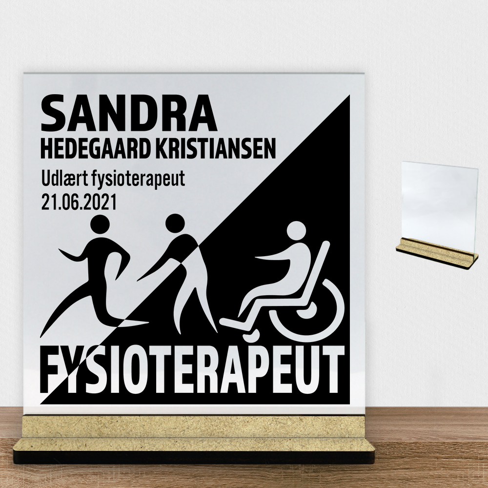Udlært fysioterapeut design 1 | Glasskilt inkl. fod (træfiber)
