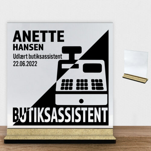 Udlært butiksassistent design 1 | Glasskilt inkl. fod (træfiber)