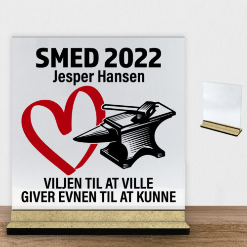 Smed #1 | Glasskilt inkl. fod (træfiber)