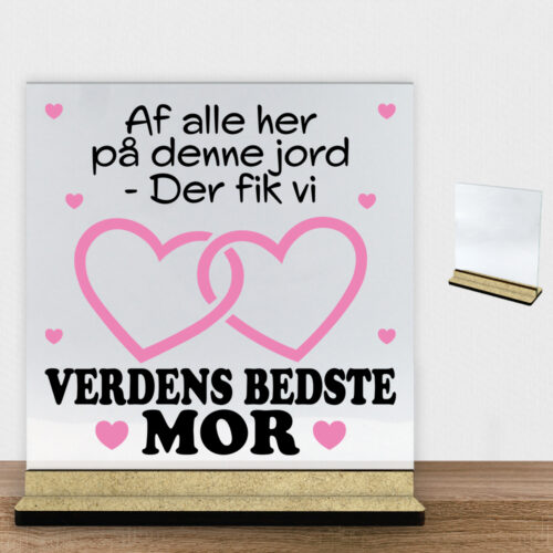 Alternative view of Af alle her på denne jord... - mor | Glasskilt inkl. fod (træfiber)