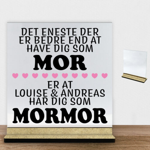 Det eneste der er bedre end... - mor/mormor | Glasskilt inkl. fod (træfiber)