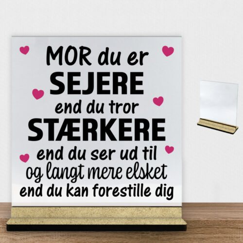 Mor du er sejere end du tror - design 1 | Glasskilt inkl. fod (træfiber)