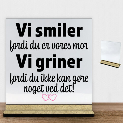 Alternative view of Jeg smiler fordi du er min mor... | Glasskilt inkl. fod (træfiber)