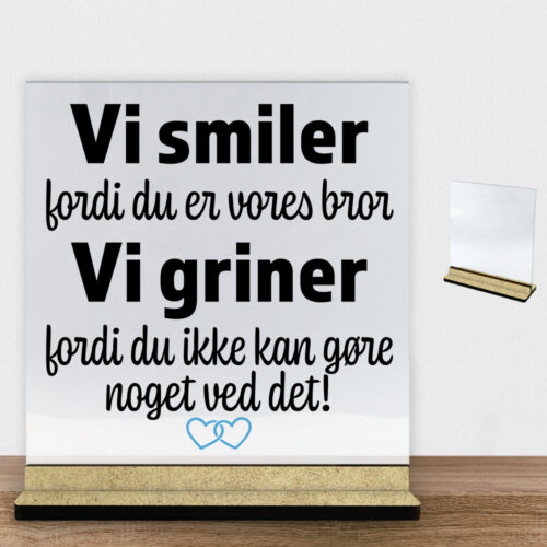 Alternative view of Jeg smiler fordi du er min bror... | Glasskilt inkl. fod (træfiber)