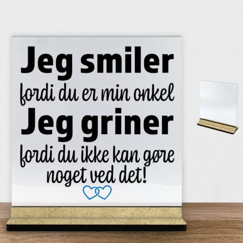 Jeg smiler fordi du er min onkel... | Glasskilt inkl. fod (træfiber)