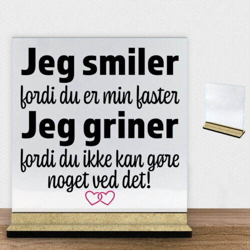 Jeg smiler fordi du er min faster... | Glasskilt inkl. fod (træfiber)