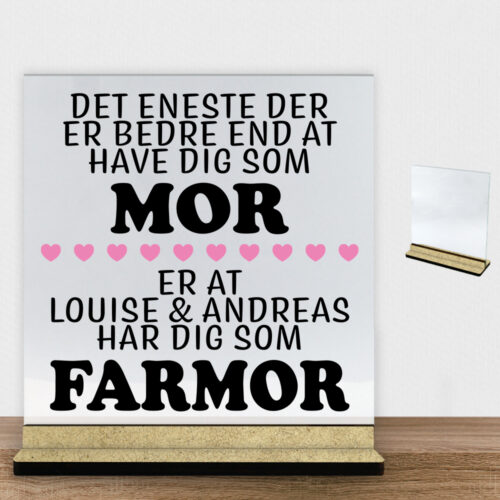 Det eneste der er bedre end... - mor/farmor | Glasskilt inkl. fod (træfiber)