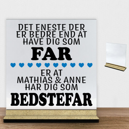 Det eneste der er bedre end... - far/bedstefar | Glasskilt inkl. fod (træfiber)
