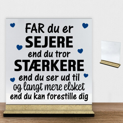 Far du er sejere end du tror - design 1 | Glasskilt inkl. fod (træfiber)