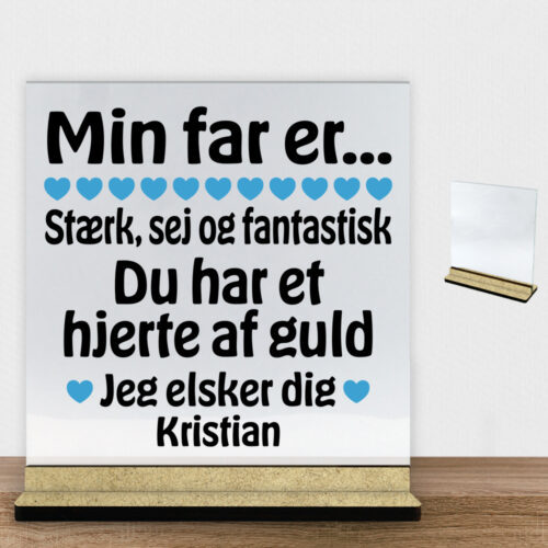 Min far er stærk, sej og fantastisk... | Glasskilt inkl. fod (træfiber)