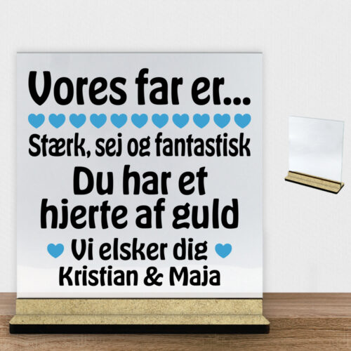 Alternative view of Min far er stærk, sej og fantastisk... | Glasskilt inkl. fod (træfiber)