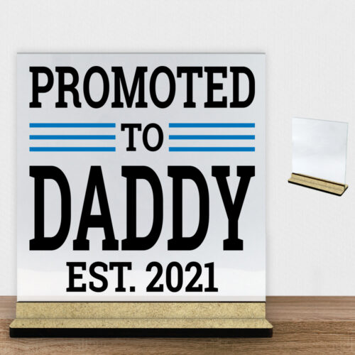 Promoted to daddy - valgfrit årstal | Glasskilt inkl. fod (træfiber)
