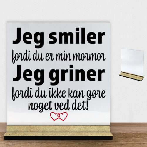 Jeg smiler fordi du er min mormor... | Glasskilt inkl. fod (træfiber)