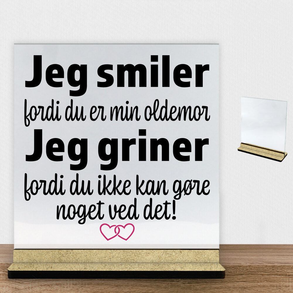 Jeg smiler fordi du er min oldemor... | Glasskilt inkl. fod (træfiber)