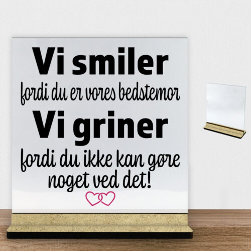 Alternative view of Jeg smiler fordi du er min bedstemor... | Glasskilt inkl. fod (træfiber)
