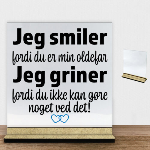Jeg smiler fordi du er min oldefar... | Glasskilt inkl. fod (træfiber)