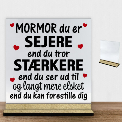 Mormor du er sejere end du tror - design 1 | Glasskilt inkl. fod (træfiber)