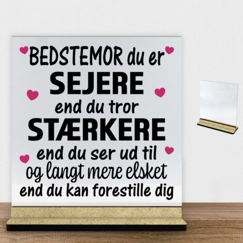 Bedstemor du er sejere end du tror - design 1 | Glasskilt inkl. fod (træfiber)