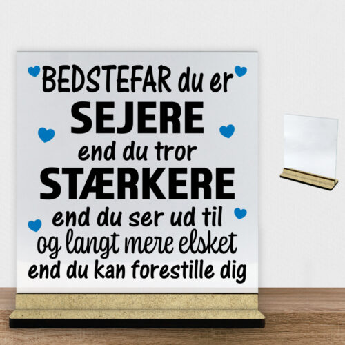 Bedstefar du er sejere end du tror - design 1 | Glasskilt inkl. fod (træfiber)