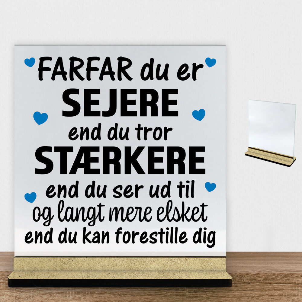 Farfar du er sejere end du tror - design 1 | Glasskilt inkl. fod (træfiber)
