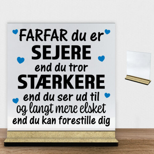 Farfar du er sejere end du tror - design 1 | Glasskilt inkl. fod (træfiber)