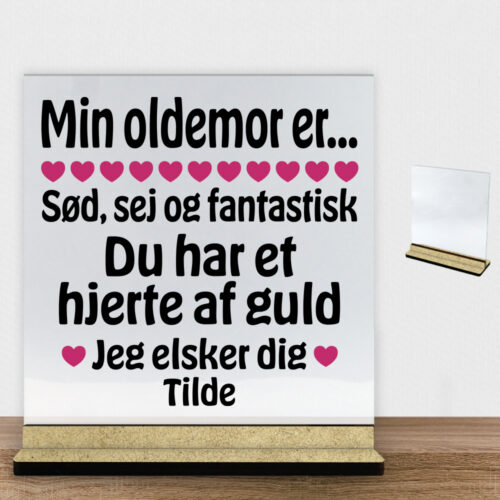 Min oldemor er sød, sej og fantastisk... | Glasskilt inkl. fod (træfiber)