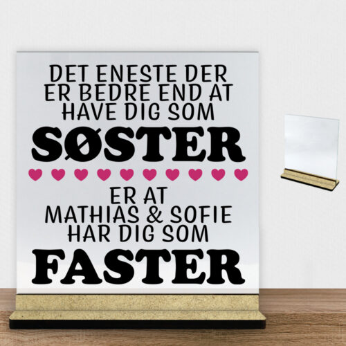 Det eneste der er bedre end... - søster/faster | Glasskilt inkl. fod (træfiber)