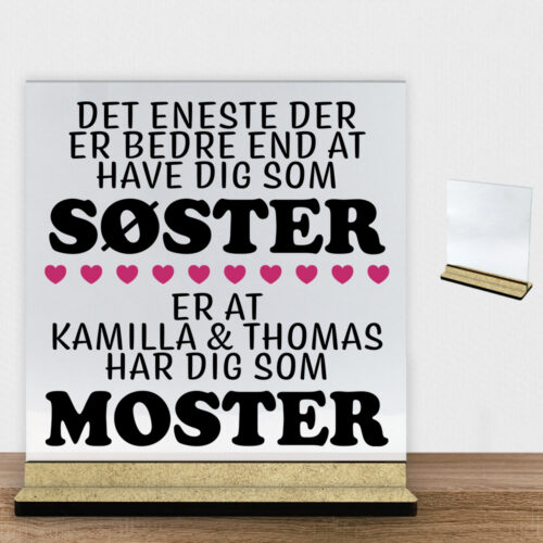 Det eneste der er bedre end... - søster/moster | Glasskilt inkl. fod (træfiber)