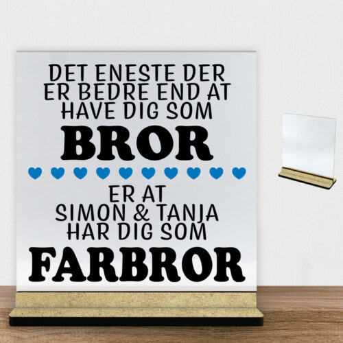 Det eneste der er bedre end... - bror/farbror | Glasskilt inkl. fod (træfiber)