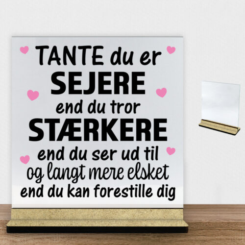 Tante du er sejere end du tror - design 1 | Glasskilt inkl. fod (træfiber)