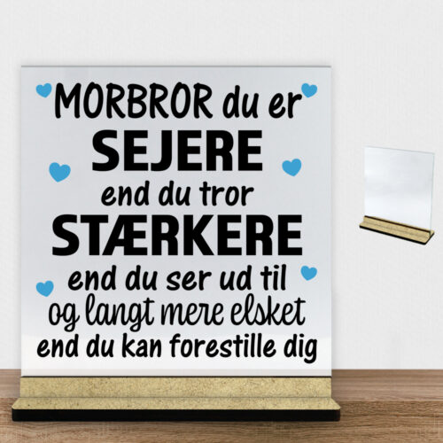 Morbror du er sejere end du tror - design 1 | Glasskilt inkl. fod (træfiber)