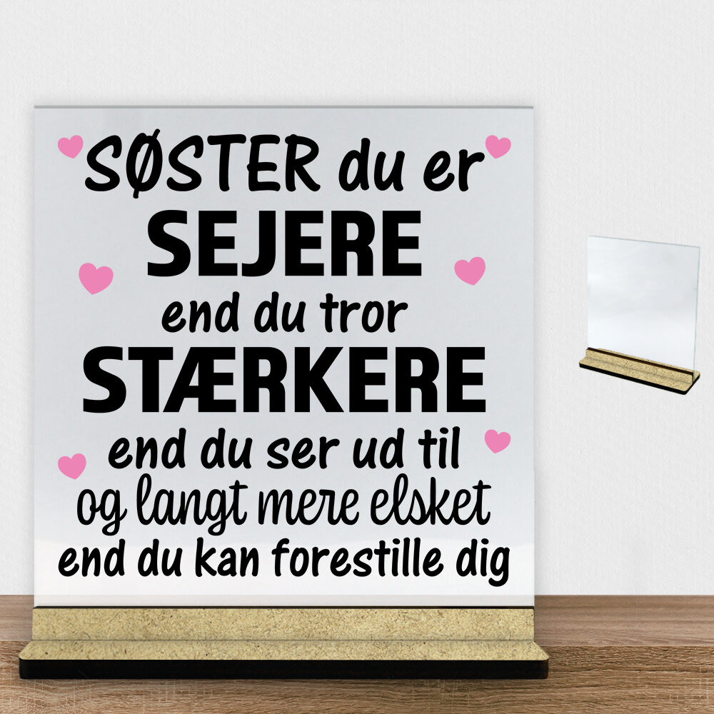 Søster du er sejere end du tror - design 1 | Glasskilt inkl. fod (træfiber)