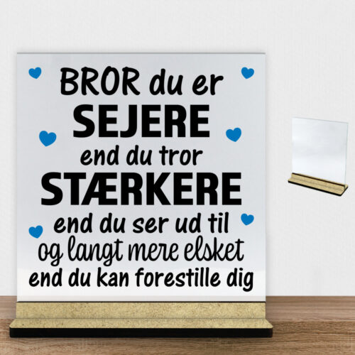 Bror du er sejere end du tror - design 1 | Glasskilt inkl. fod (træfiber)