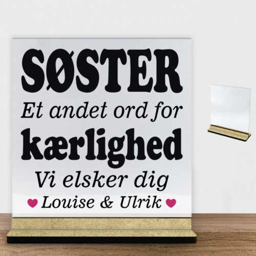 Alternative view of Søster et andet ord for kærlighed... | Glasskilt inkl. fod (træfiber)