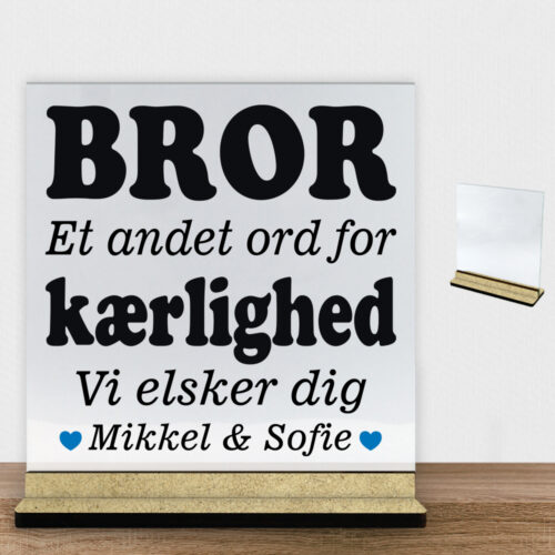 Alternative view of Bror et andet ord for kærlighed... | Glasskilt inkl. fod (træfiber)