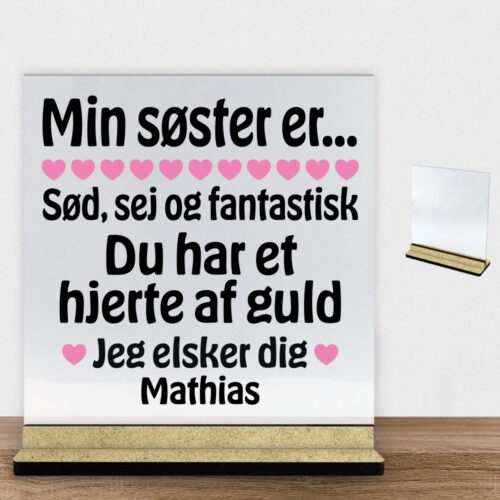 Min søster er sød, sej og fantastisk... | Glasskilt inkl. fod (træfiber)